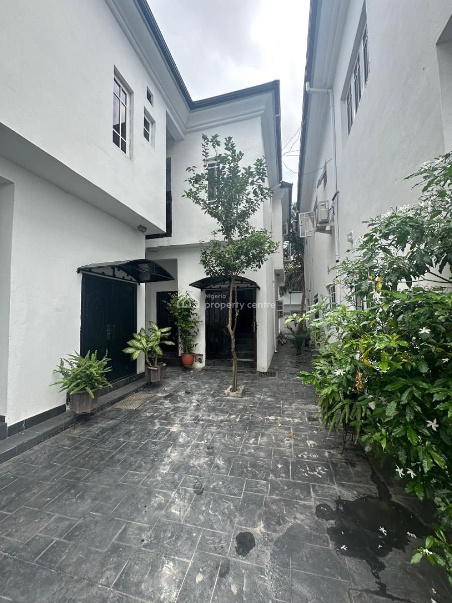 Spacious 2 Bedroom Apartments, Lekki Phase 1, Lekki, Lagos, Flat / Apartment for Rent