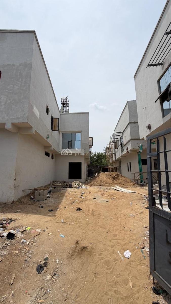One-bedroom Apartment for Lease, Obanikoro, Obanikoro, Shomolu, Lagos, Mini Flat (room and Parlour) Joint Venture
