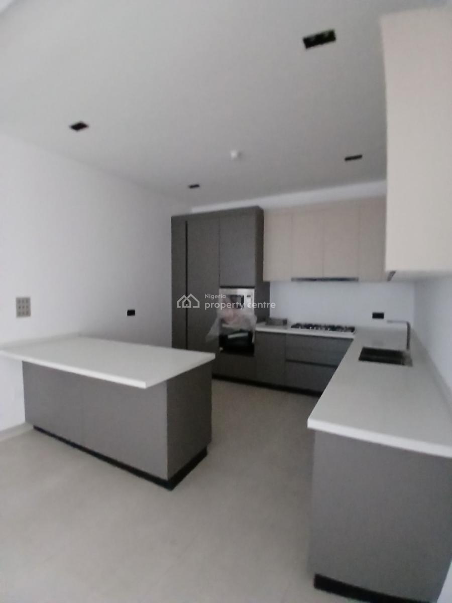 New and Serviced with 24/7 Power Supply 3 Bedroom En-suite Flat with a, Lekki Phase 1, Lekki, Lagos, Flat / Apartment for Sale