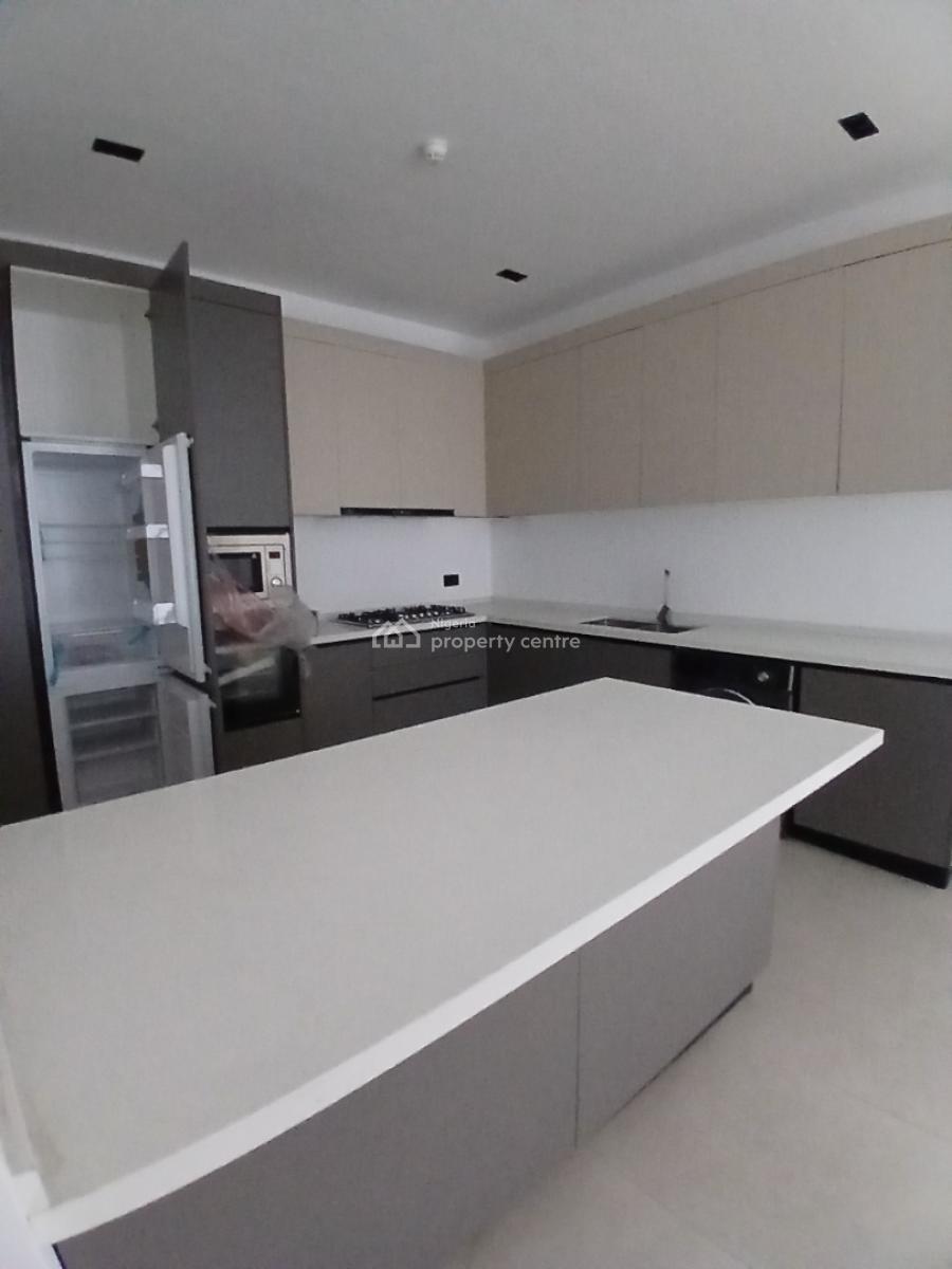New and Serviced with 24/7 Power Supply 3 Bedroom En-suite Flat with a, Lekki Phase 1, Lekki, Lagos, Flat / Apartment for Sale
