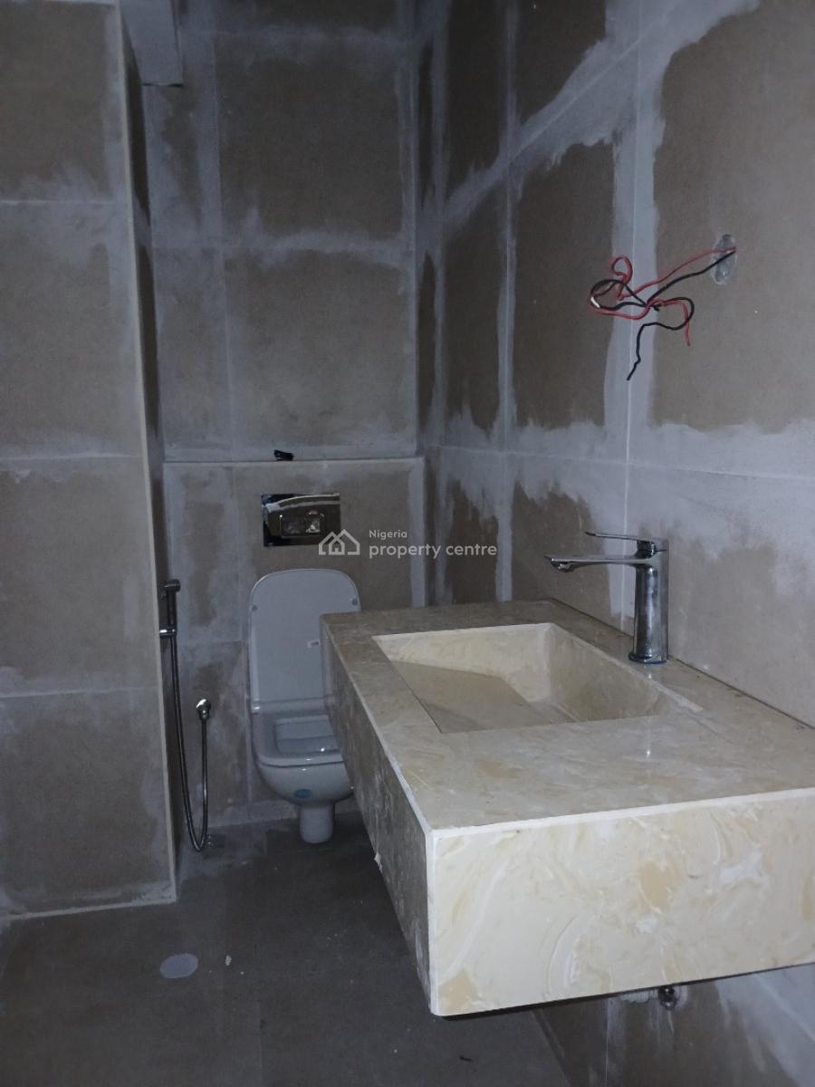 New and Serviced with 24/7 Power Supply 3 Bedroom En-suite Flat with a, Lekki Phase 1, Lekki, Lagos, Flat / Apartment for Sale