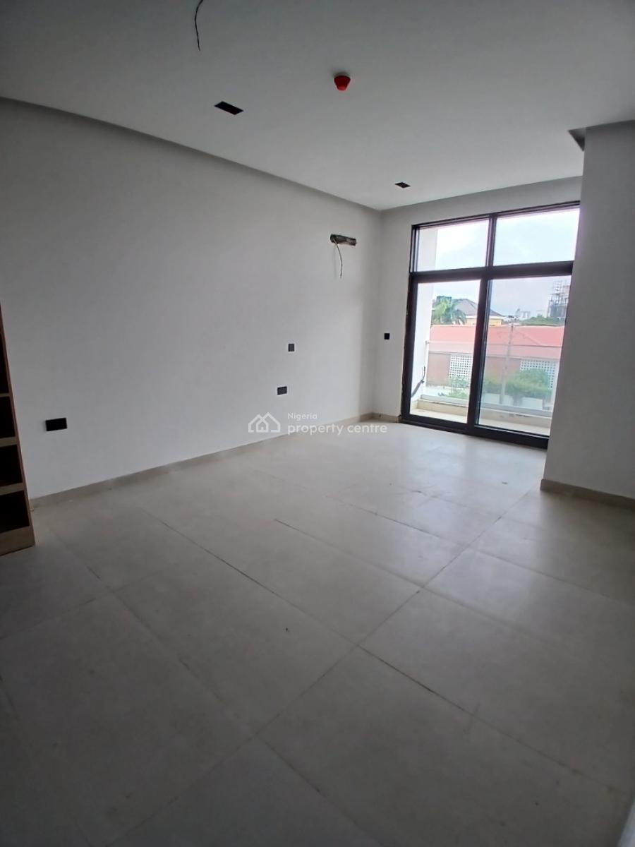 New and Serviced with 24/7 Power Supply 3 Bedroom En-suite Flat with a, Lekki Phase 1, Lekki, Lagos, Flat / Apartment for Sale