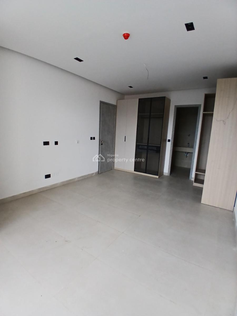 New and Serviced with 24/7 Power Supply 3 Bedroom En-suite Flat with a, Lekki Phase 1, Lekki, Lagos, Flat / Apartment for Sale