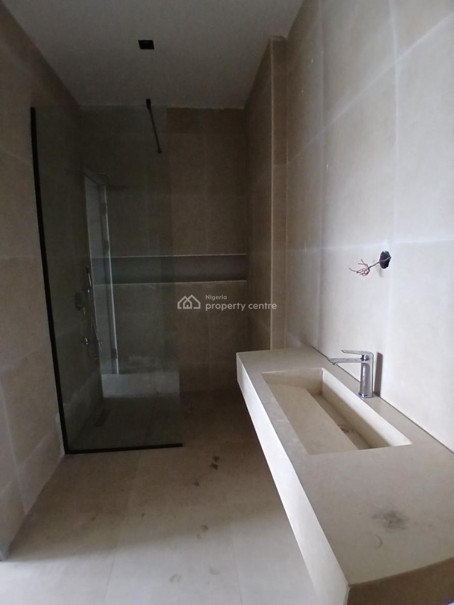 New and Serviced with 24/7 Power Supply 3 Bedroom En-suite Flat with a, Lekki Phase 1, Lekki, Lagos, Flat / Apartment for Sale