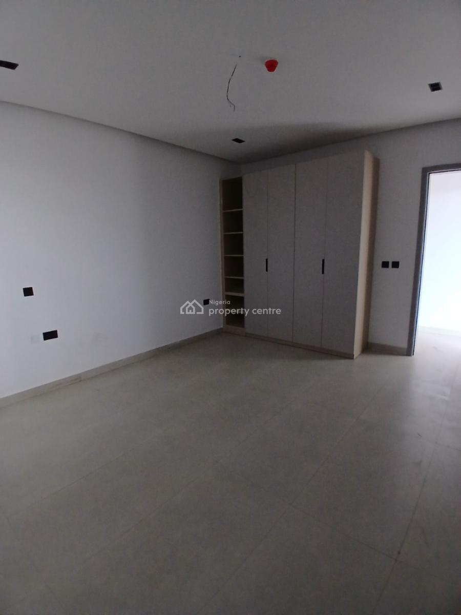 New and Serviced with 24/7 Power Supply 3 Bedroom En-suite Flat with a, Lekki Phase 1, Lekki, Lagos, Flat / Apartment for Sale