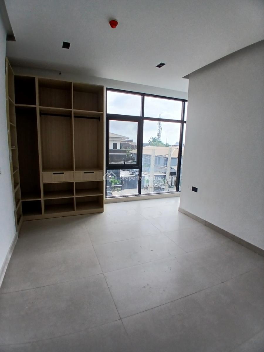 New and Serviced with 24/7 Power Supply 3 Bedroom En-suite Flat with a, Lekki Phase 1, Lekki, Lagos, Flat / Apartment for Sale