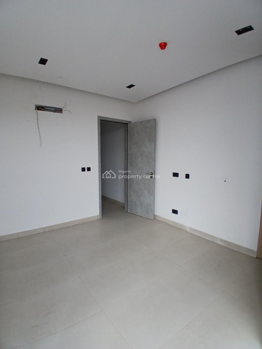 New and Serviced with 24/7 Power Supply 3 Bedroom En-suite Flat with a, Lekki Phase 1, Lekki, Lagos, Flat / Apartment for Sale