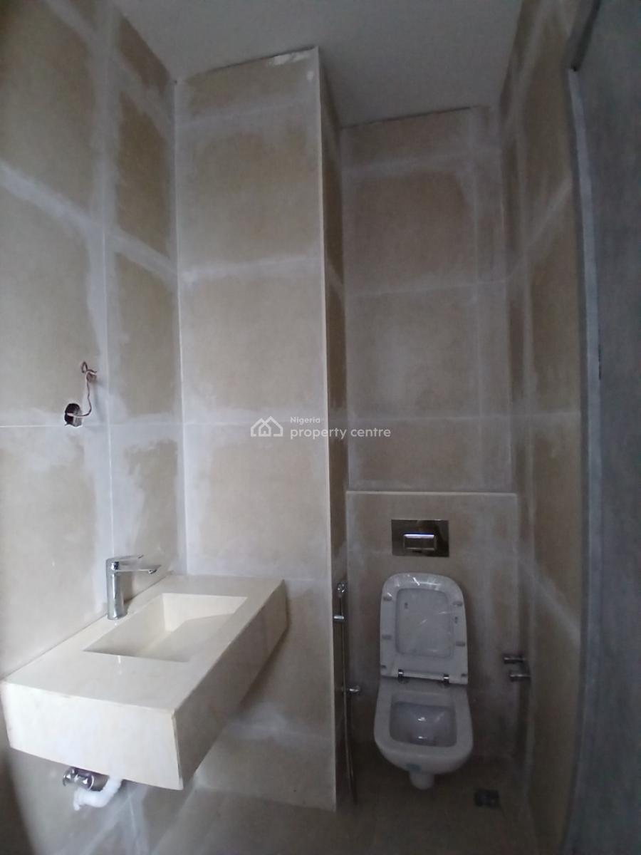New and Serviced with 24/7 Power Supply 3 Bedroom En-suite Flat with a, Lekki Phase 1, Lekki, Lagos, Flat / Apartment for Sale
