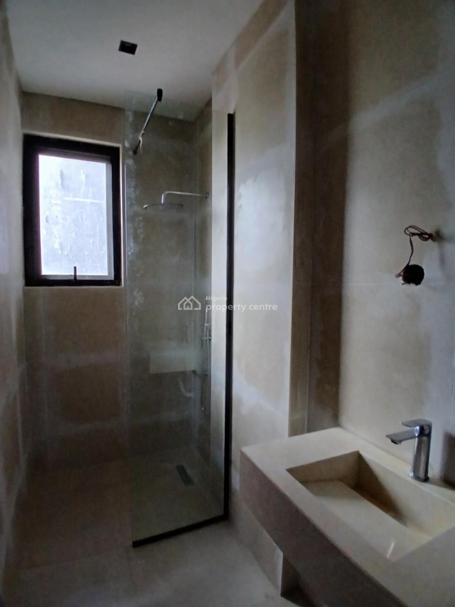 New and Serviced with 24/7 Power Supply 3 Bedroom En-suite Flat with a, Lekki Phase 1, Lekki, Lagos, Flat / Apartment for Sale