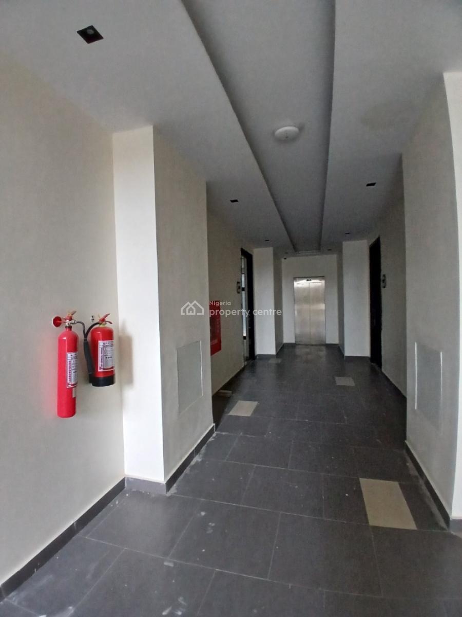 New and Serviced with 24/7 Power Supply 3 Bedroom En-suite Flat with a, Lekki Phase 1, Lekki, Lagos, Flat / Apartment for Sale