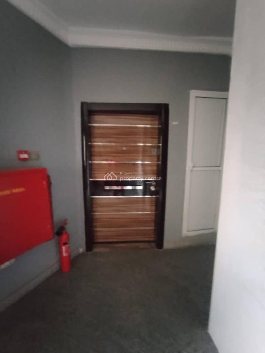 Well Improved & Fully Serviced 3bedrooms  with Bq, Lift, Pool & Ac, Safecourt Estate Ikate, Lekki, Lagos, Flat / Apartment for Rent