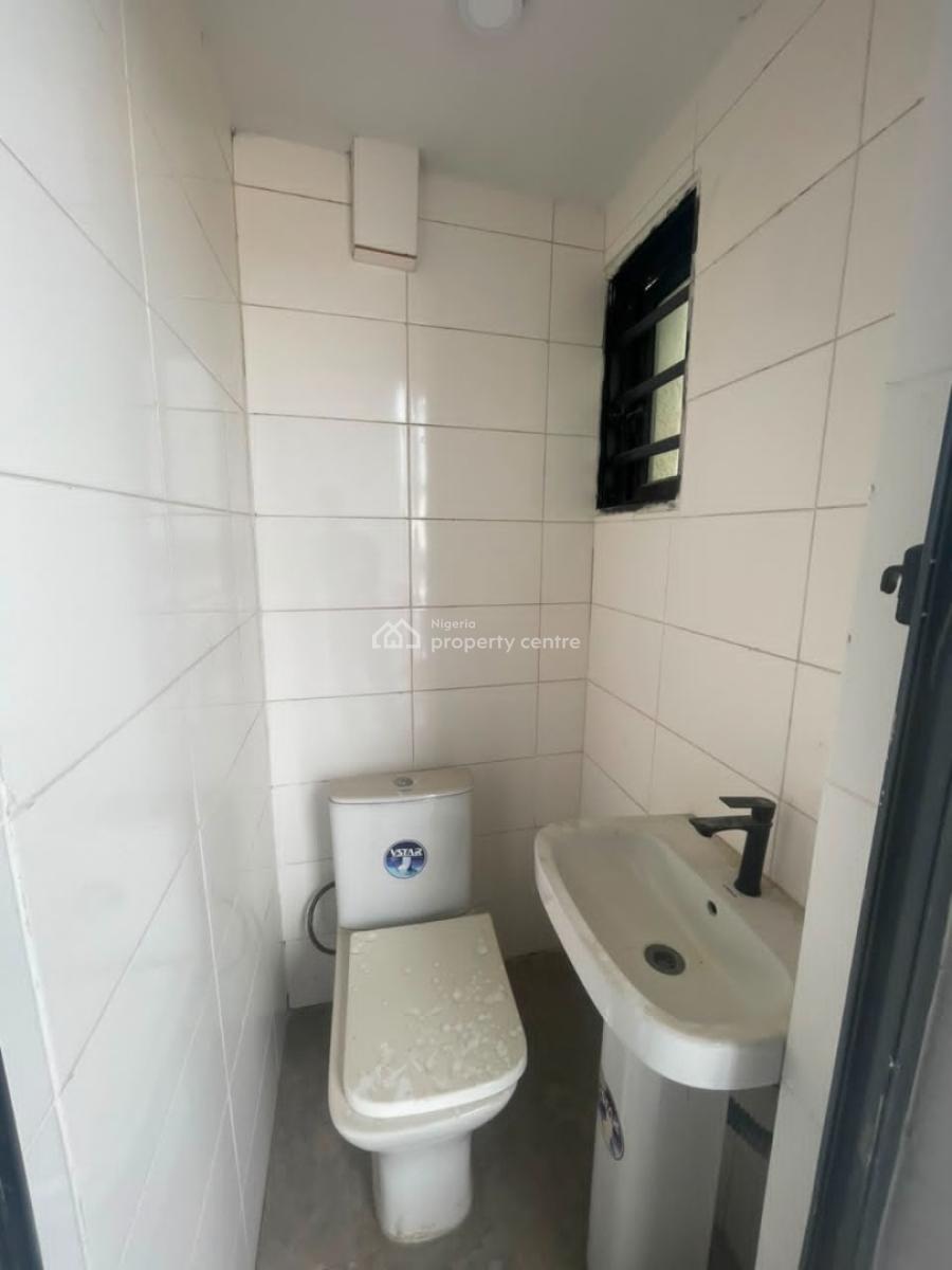 Sharp and Spacious  Fully Serviced 2bedroom Apartment Upstairs, Ologolo Lifestyle Lekki Lagos, Ologolo, Lekki, Lagos, Flat / Apartment for Rent
