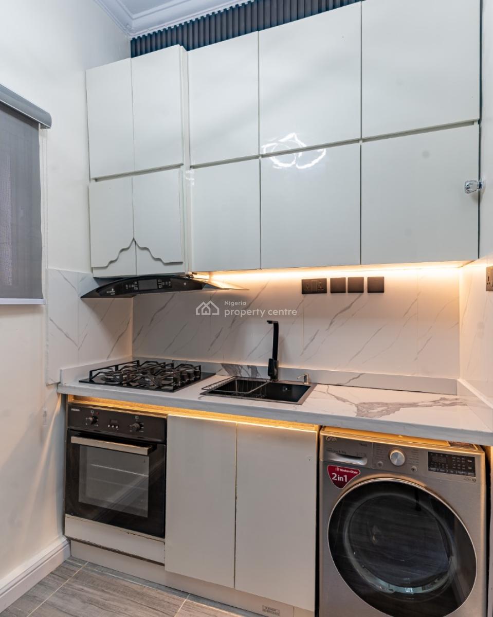 Luxury Spacious One Bedroom with Work Station, Ps4,mini Bar, Art Works, Admiralty Way, Lekki Phase 1, Lekki, Lagos, Mini Flat (room and Parlour) Short Let