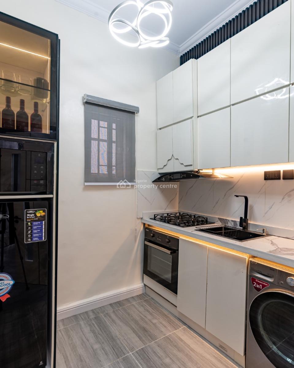 Luxury Spacious One Bedroom with Work Station, Ps4,mini Bar, Art Works, Admiralty Way, Lekki Phase 1, Lekki, Lagos, Mini Flat (room and Parlour) Short Let