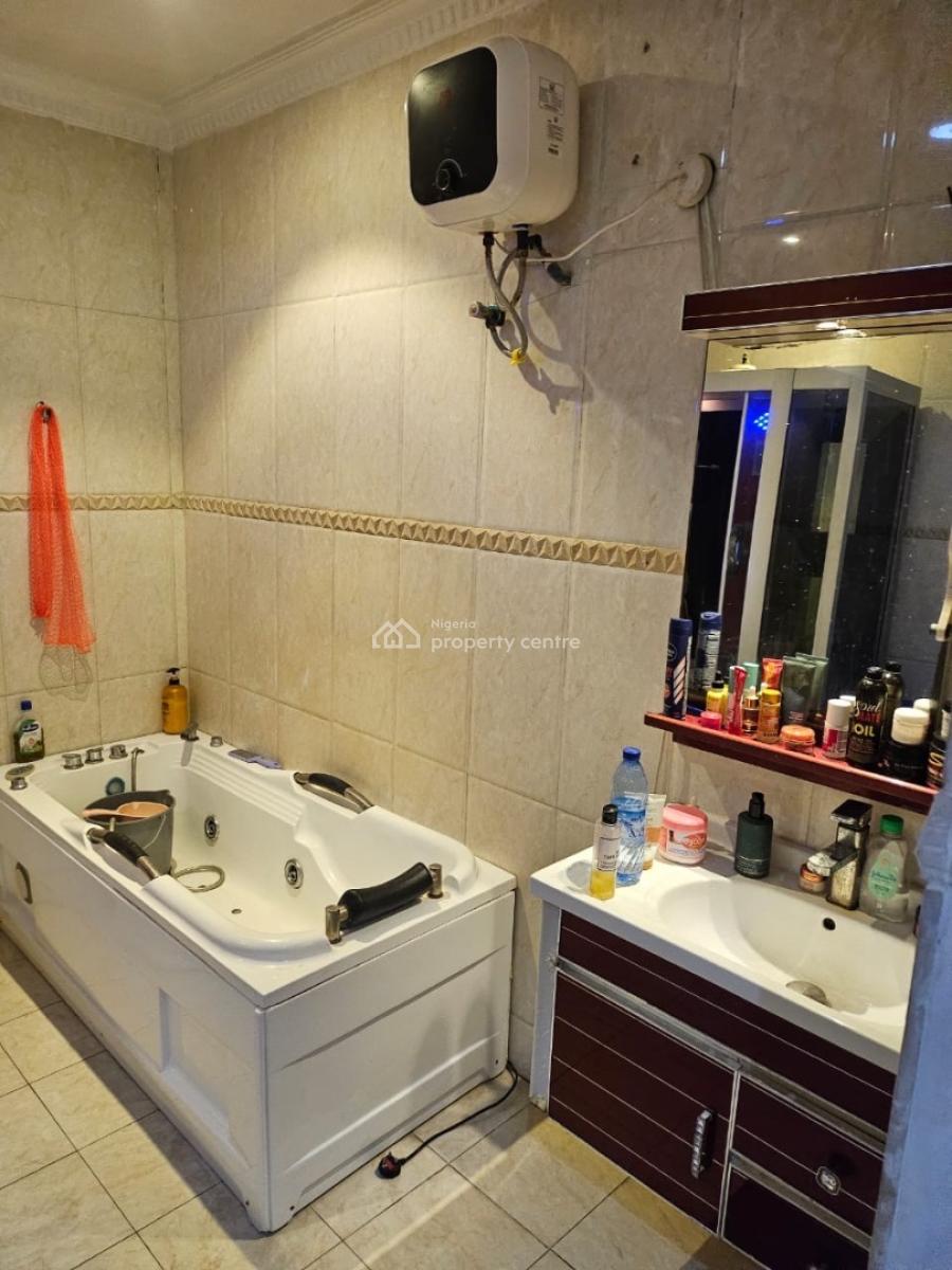Unfurnished 2bedroom Apartment, Lekki Phase 1 Right Hand Side, Lekki, Lagos, Flat / Apartment for Rent