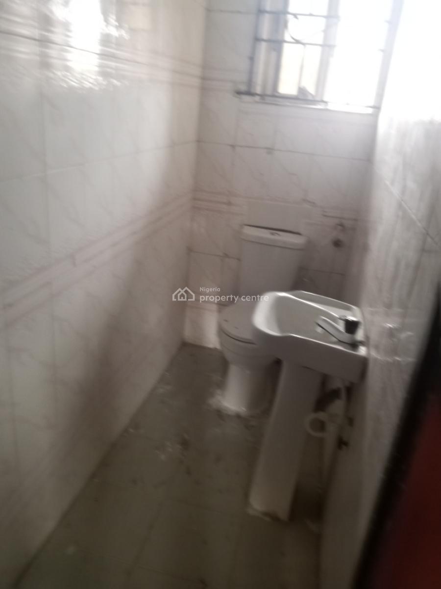 Sharp 3 Bedroom Upstairs, Bucknor Estate, Isolo, Lagos, Flat / Apartment for Rent