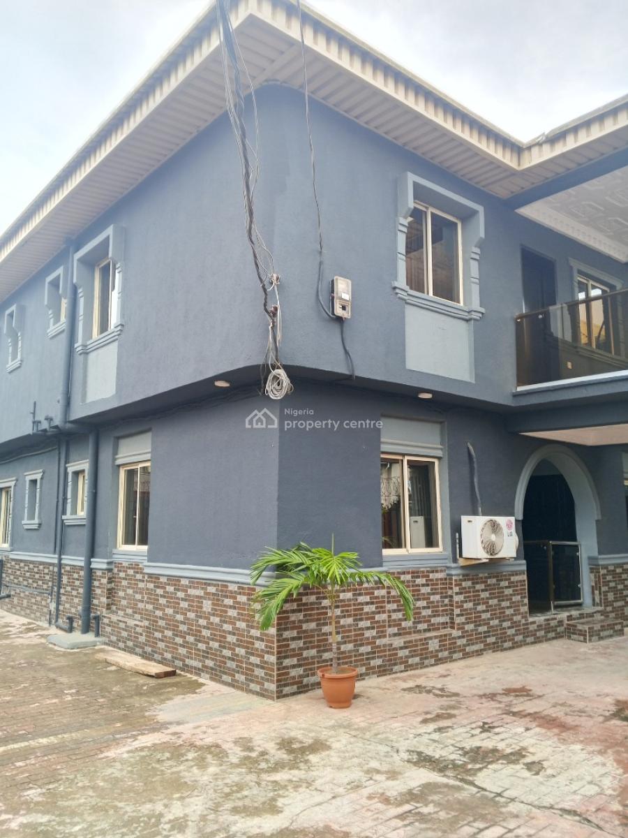Sharp 3 Bedroom Upstairs, Bucknor Estate, Isolo, Lagos, Flat / Apartment for Rent