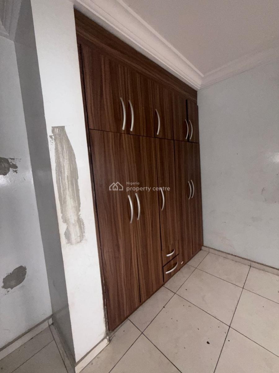 Massive 3bedroom Apartment at Iponri, Surulere, Iponri, Surulere, Lagos, Flat / Apartment for Rent