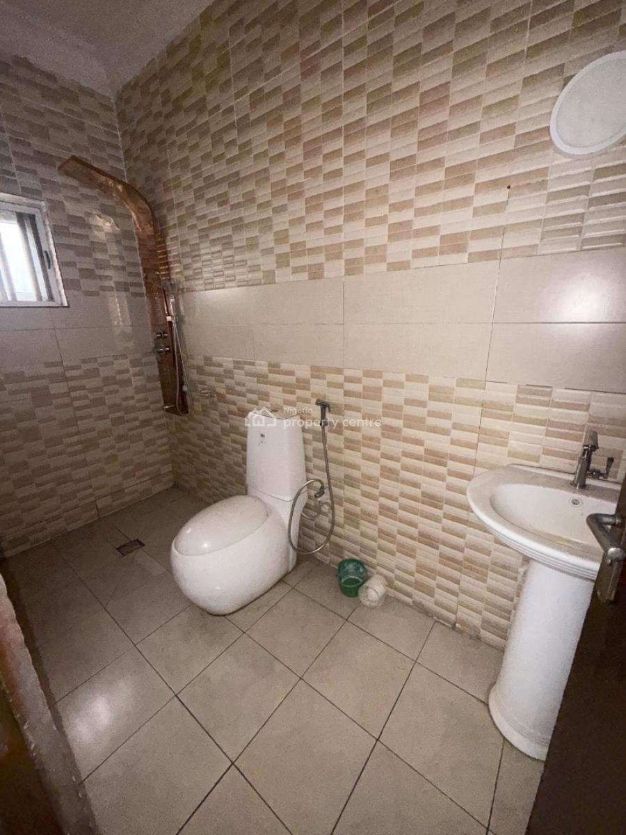 Massive 3bedroom Apartment at Iponri, Surulere, Iponri, Surulere, Lagos, Flat / Apartment for Rent