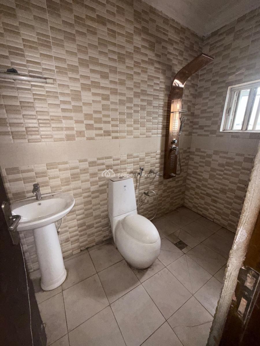 Massive 3bedroom Apartment at Iponri, Surulere, Iponri, Surulere, Lagos, Flat / Apartment for Rent