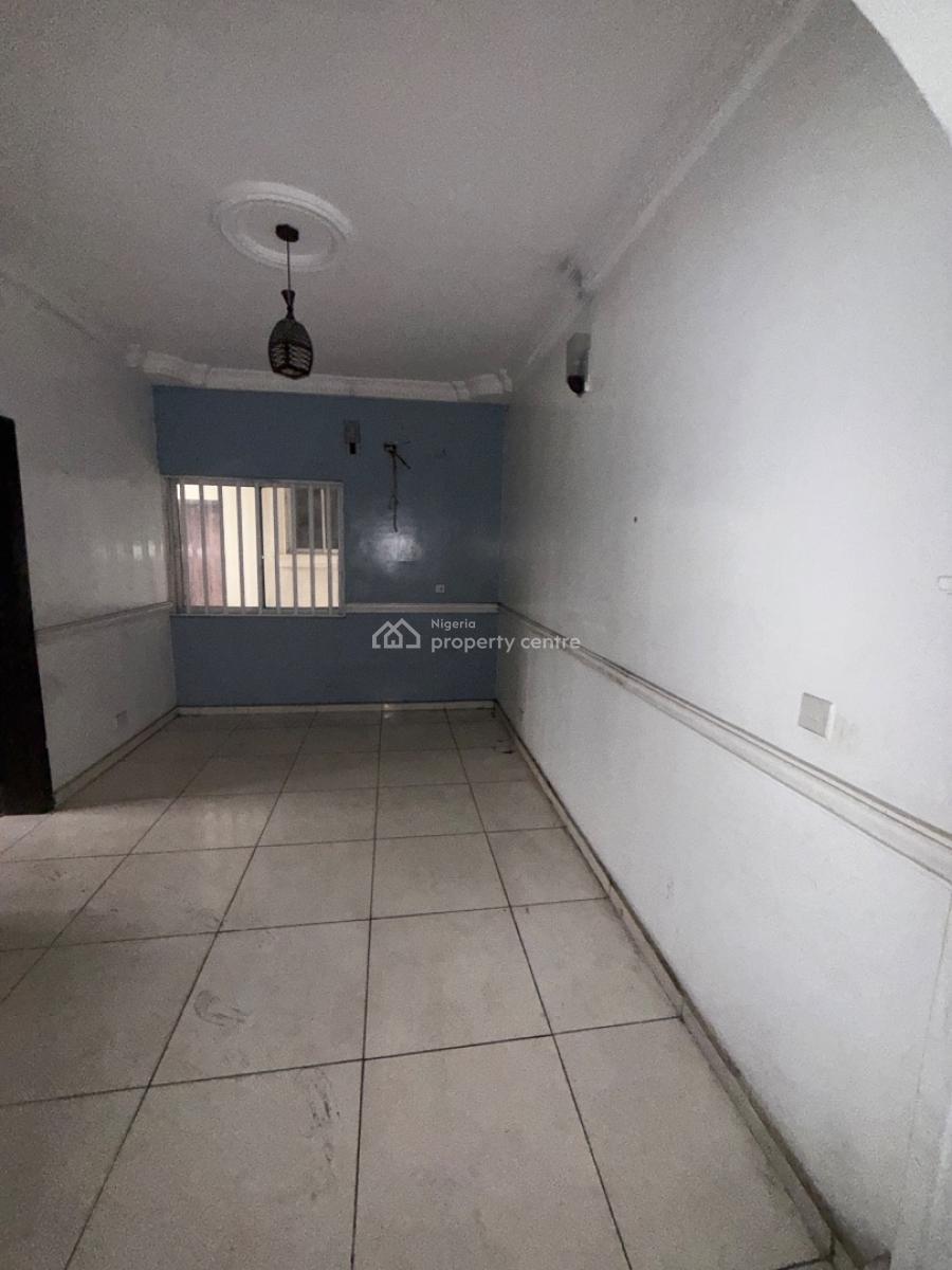 Massive 3bedroom Apartment at Iponri, Surulere, Iponri, Surulere, Lagos, Flat / Apartment for Rent