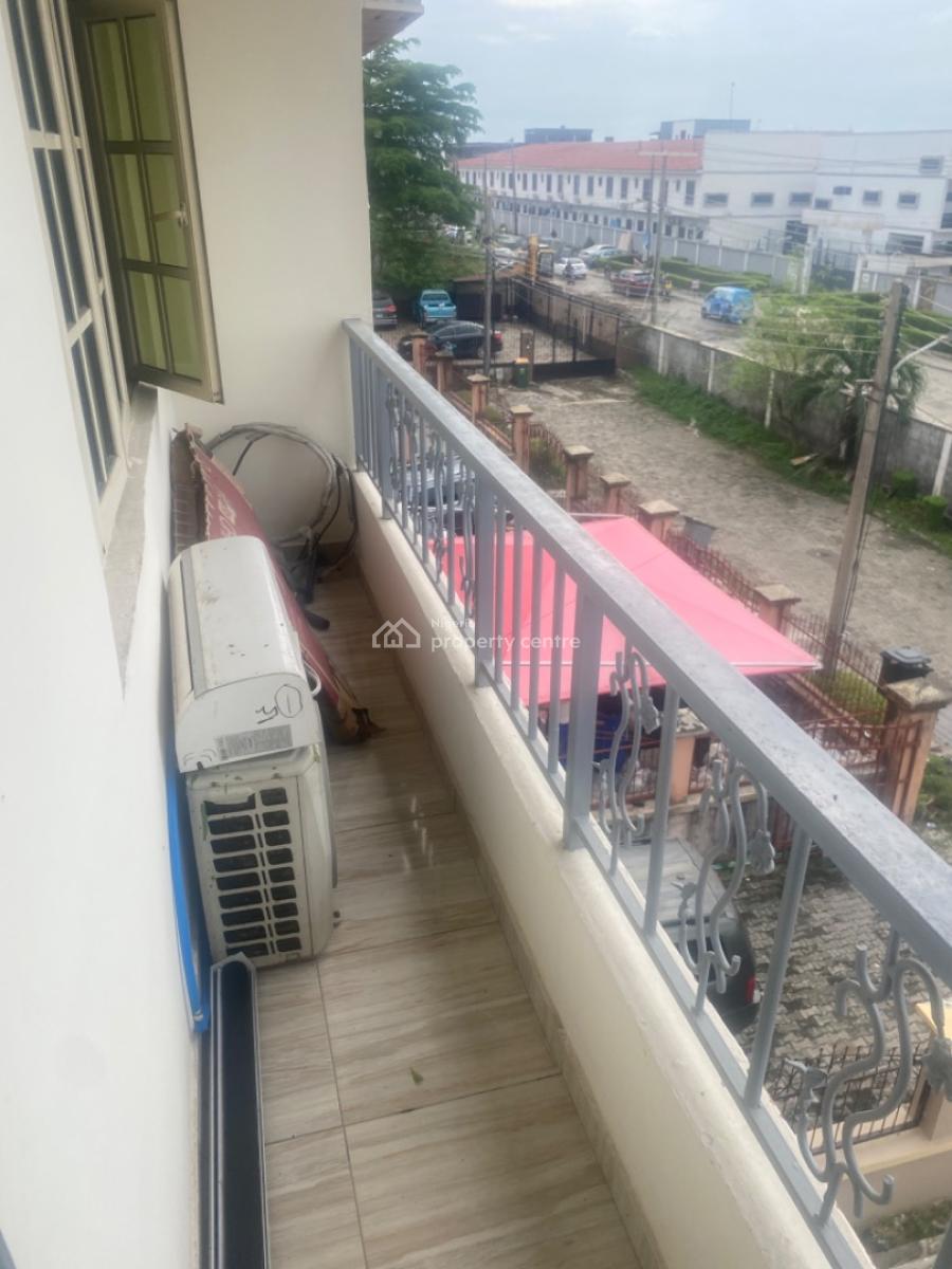 a Lovely Spacious Master Bedroom with a Balcony, Lekki, Lagos, Flat / Apartment for Rent