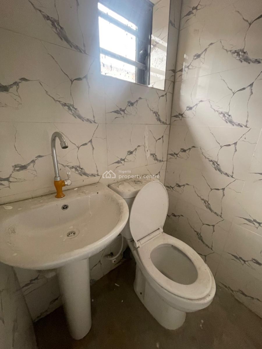 Neatly Structured 3 Apartment, Yaba, Lagos, Flat / Apartment for Rent