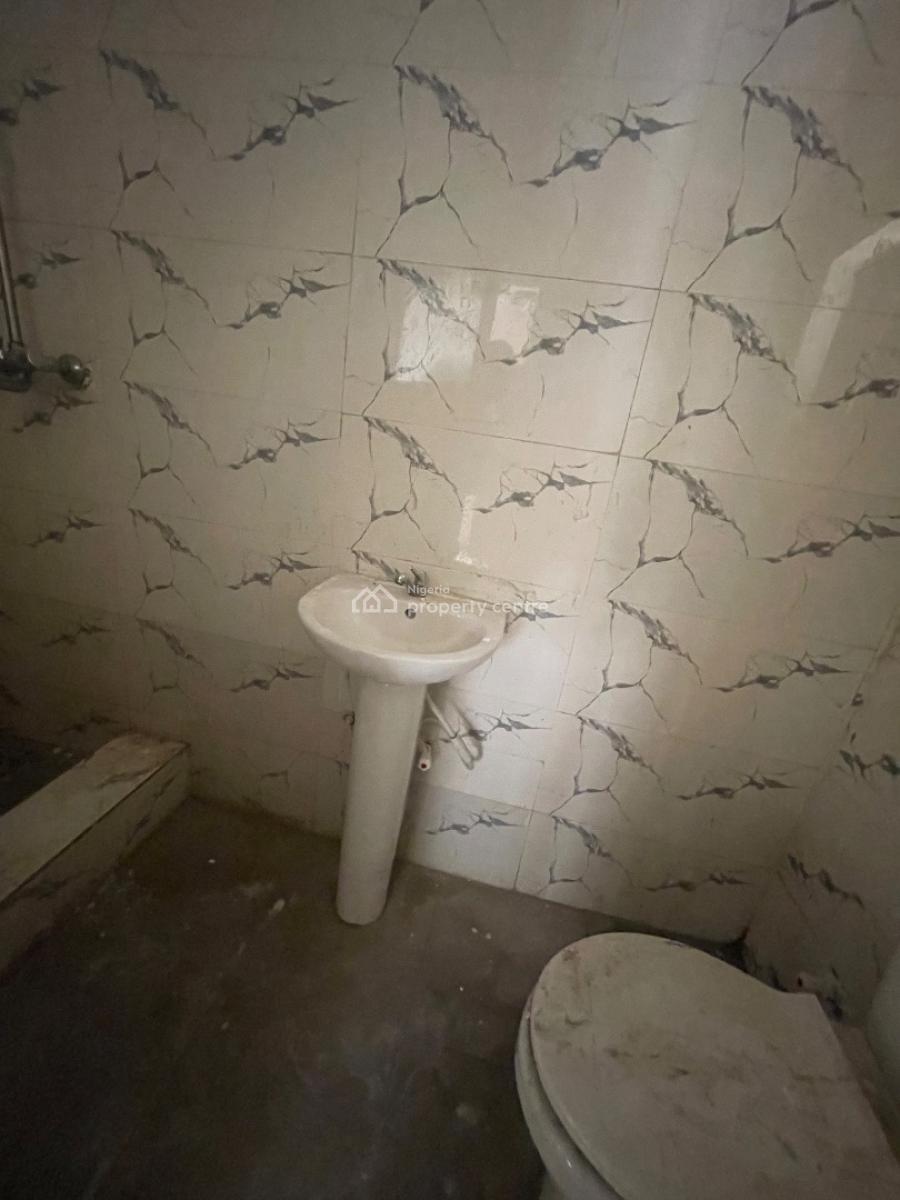 Neatly Structured 3 Apartment, Yaba, Lagos, Flat / Apartment for Rent