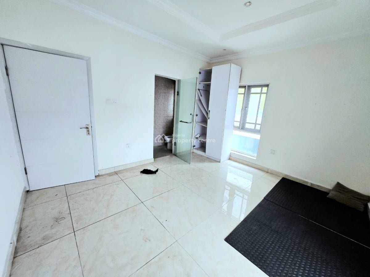 Well Maintained 2 Bedroom Apartment, Lekki Phase 1, Lekki, Lagos, Flat / Apartment for Rent
