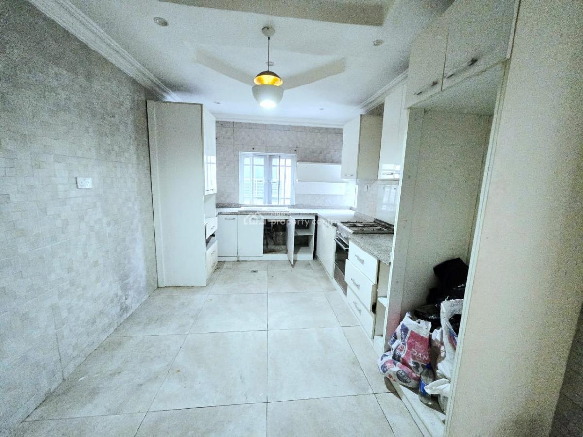 Well Maintained 2 Bedroom Apartment, Lekki Phase 1, Lekki, Lagos, Flat / Apartment for Rent