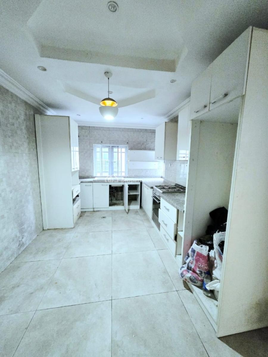 Well Maintained 2 Bedroom Apartment, Lekki Phase 1, Lekki, Lagos, Flat / Apartment for Rent