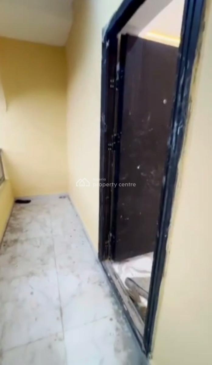 Lovely Spacious Standard Three (3) Bedroom Apartment, Off Pedro Road, Shomolu, Lagos, Flat / Apartment for Rent