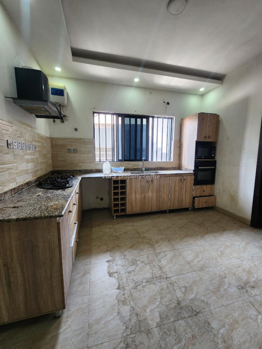 Nice 3bedroom Apartment Inside Lekki Phase One, Off Admiralty Road, Lekki Phase 1, Lekki, Lagos, Flat / Apartment for Rent