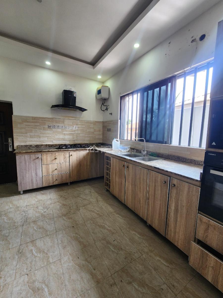 Nice 3bedroom Apartment Inside Lekki Phase One, Off Admiralty Road, Lekki Phase 1, Lekki, Lagos, Flat / Apartment for Rent