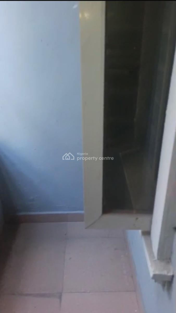Decent 2bedroom Flat, Adekunle, Yaba, Lagos, Flat / Apartment for Rent