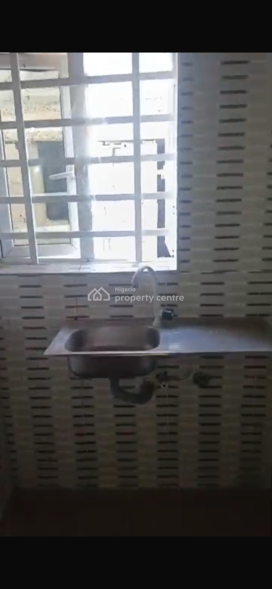 Decent 2bedroom Flat, Adekunle, Yaba, Lagos, Flat / Apartment for Rent