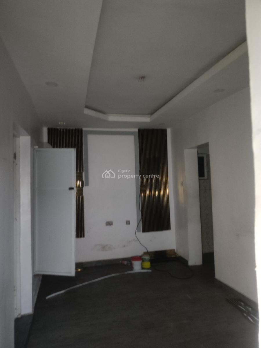 Spacious Mininiflat with 2 Toilet and Bath with Easy Proximity, Off Waec Jibowu Yabatech, Jibowu, Yaba, Lagos, Flat / Apartment for Rent