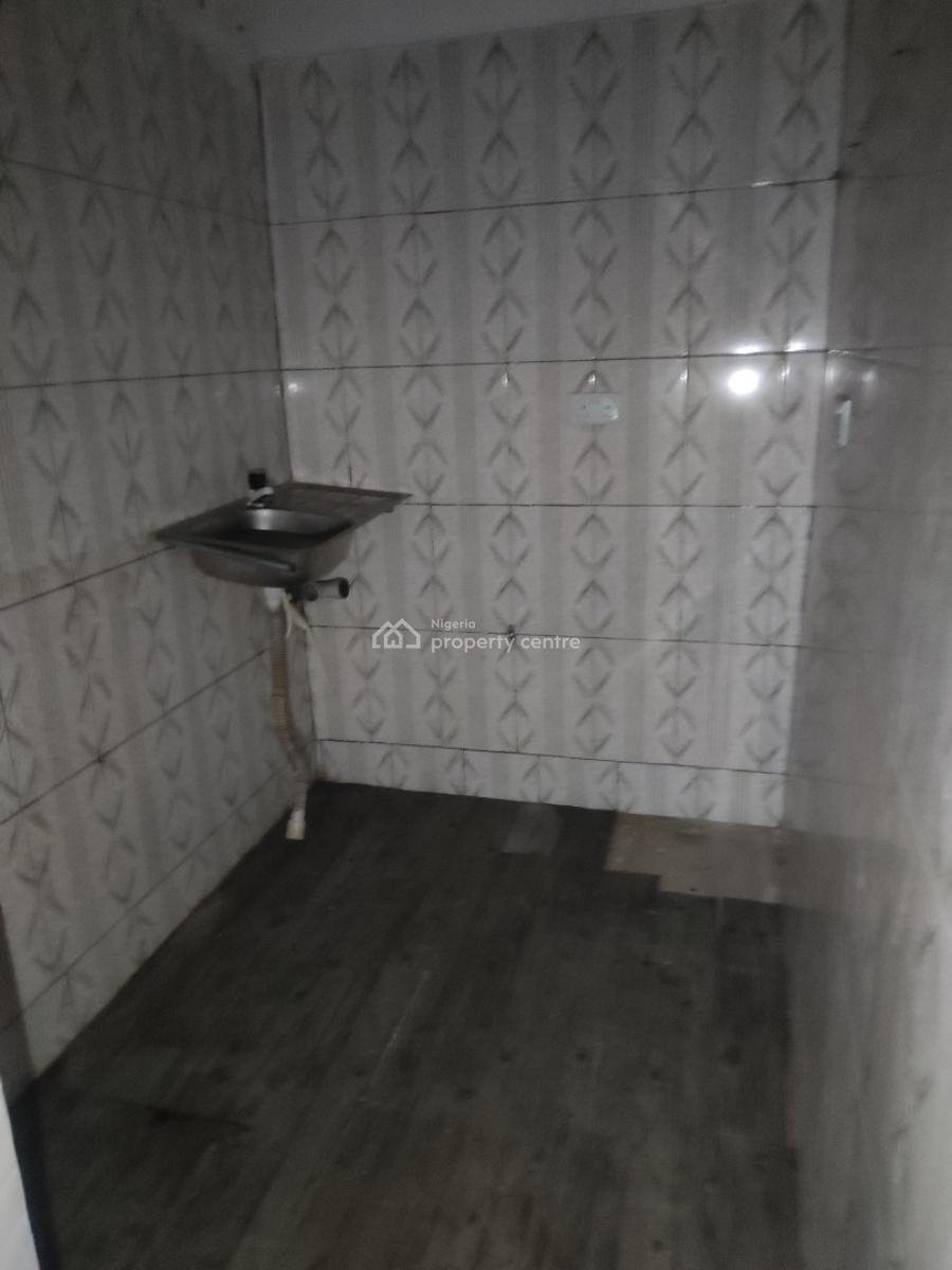 Spacious Mininiflat with 2 Toilet and Bath with Easy Proximity, Off Waec Jibowu Yabatech, Jibowu, Yaba, Lagos, Flat / Apartment for Rent
