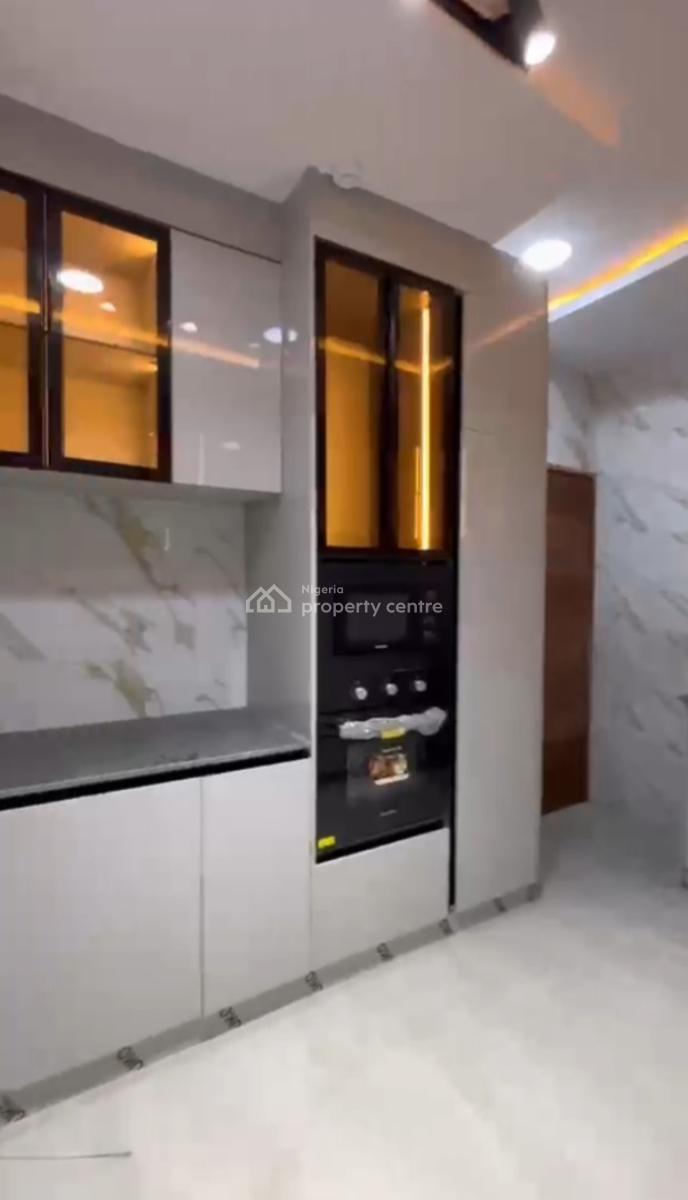 Standard 3 Bedrooms, Off Admiralty Way, Lekki Phase 1, Lekki, Lagos, Flat / Apartment for Rent