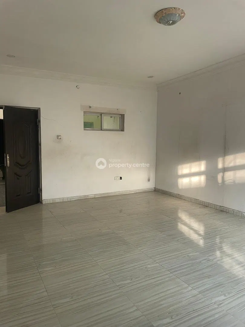 Service 4 Bedrooms Terraced