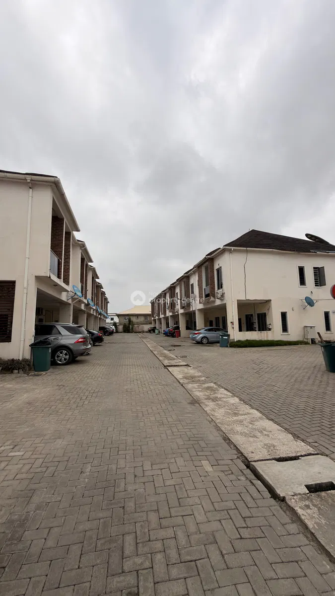 Sharp Well Maintained 4 Bedroom with Pool