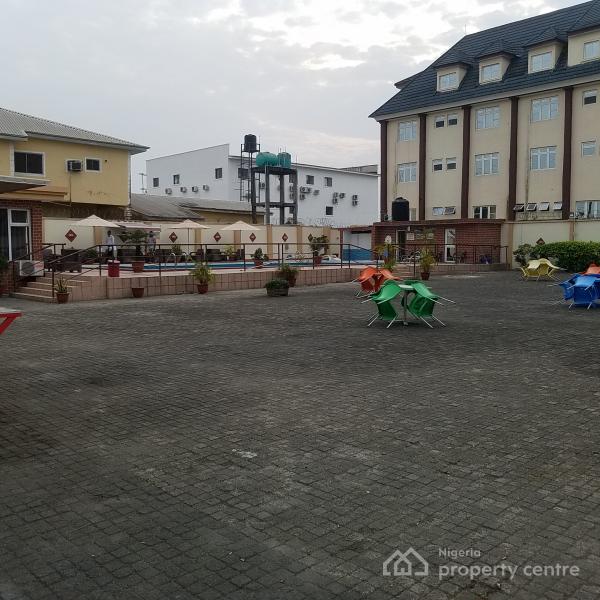 Short Let An Exquisite Large Pool Party And , Close