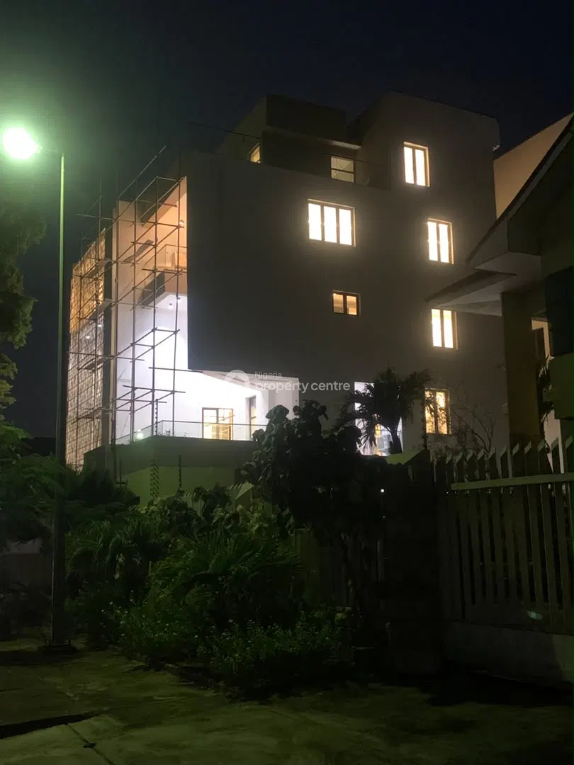 Ultra Modern 5 Bedroom Detached House with Modern Features
