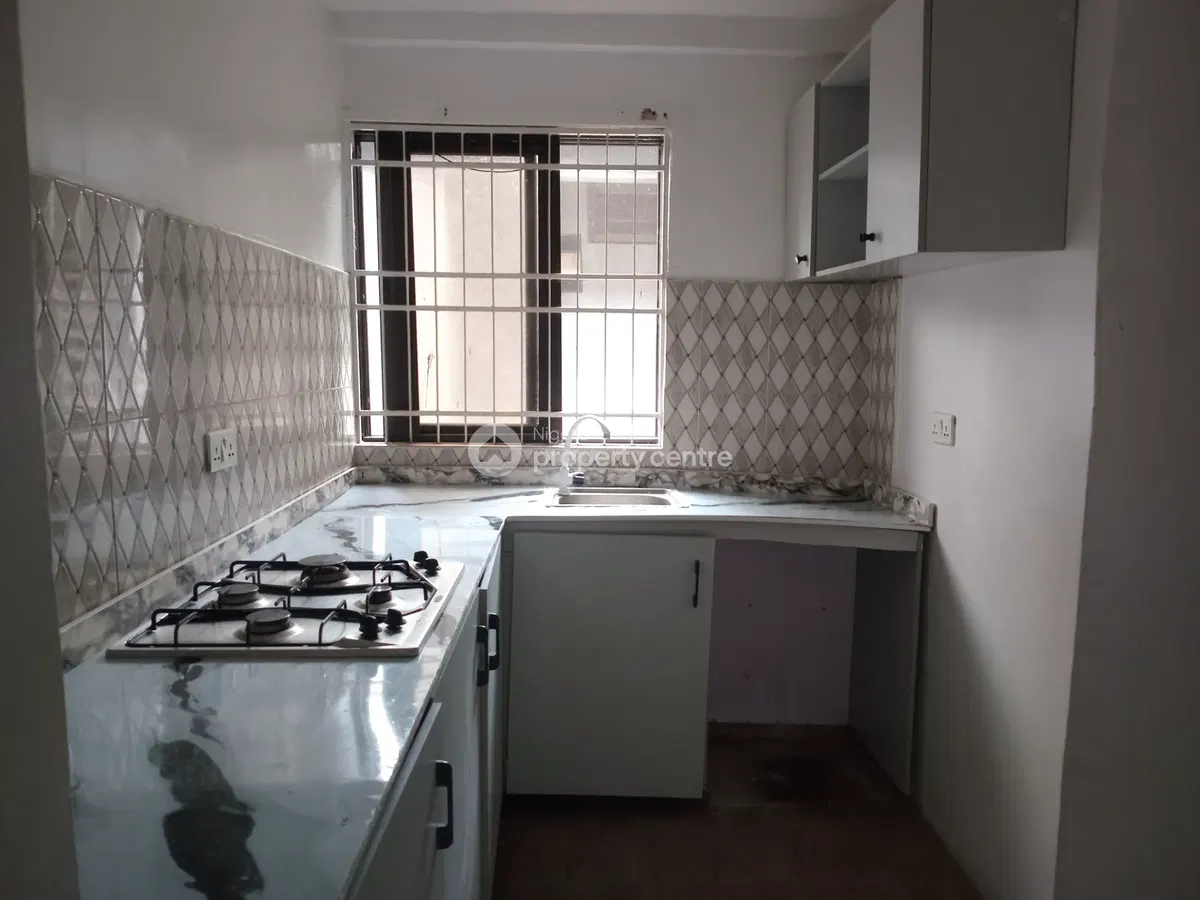 Spacious Mini Flat with Fitted Kitchen
