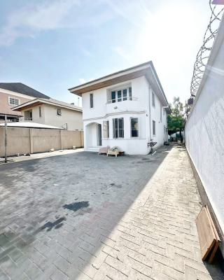 Spacious 4 Bedrooms + Bq, Lekki Phase 1, Lekki, Lagos, Office Space for Rent