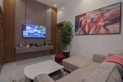 1 Bedroom Luxury Suite, Bode Thomas, Surulere, Lagos, Flat / Apartment Short Let