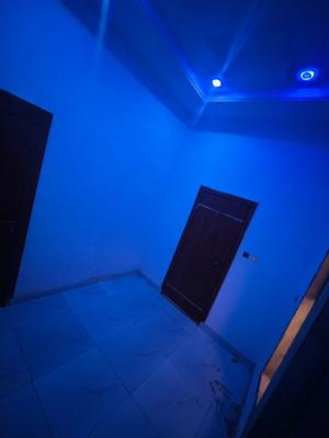 Single Room in a Shared Apartment, Lekki, Lagos, Flat / Apartment for Rent