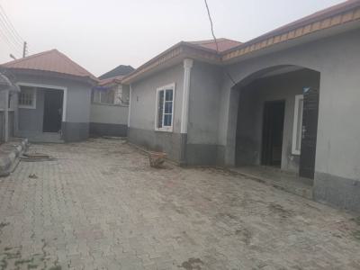 The Is Fully Detached 4 Bedroom  Bungalow with  2 Bq, Lugbe, Lugbe District, Abuja, Detached Bungalow for Sale