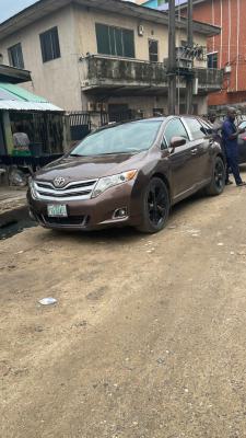Solid Storey Building on a Full Plot Available for Se  Location: J, Jibowu, Yaba, Yaba, Lagos, Block of Flats for Sale