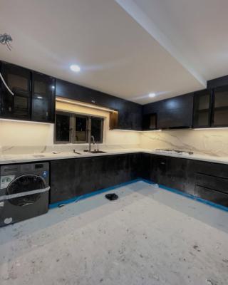 Newly Built and Serviced with 24/7 Power Supply 3 Bedroom En-suite Fla, Ikate, Lekki, Lagos, Flat / Apartment for Rent